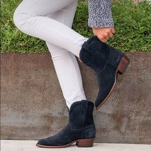 TECOVAS The Lucy navy suede size 9